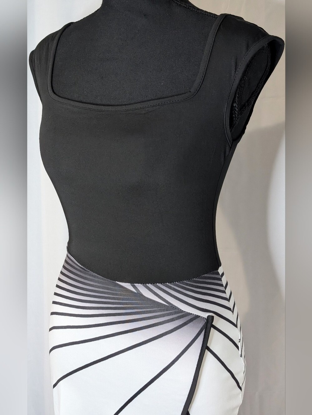 Black & White Abstract Bodycon Slit Midi Dress | Curve Hugging | Size S